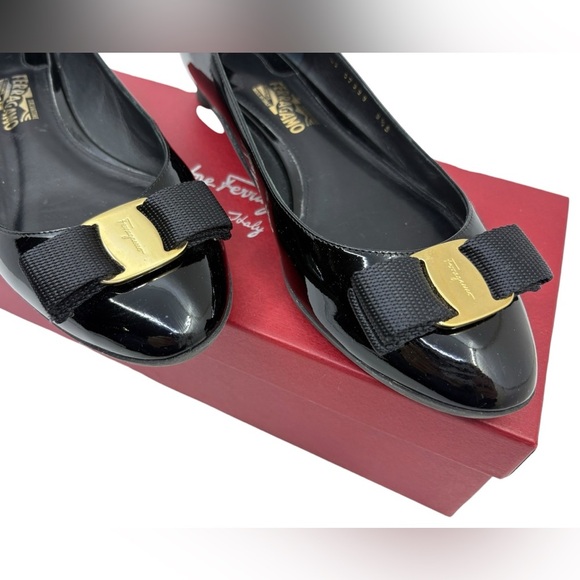 Authentic Salvatore Ferragamo Vara Bow black patent leather shoes size 8.5B - Picture 7 of 14